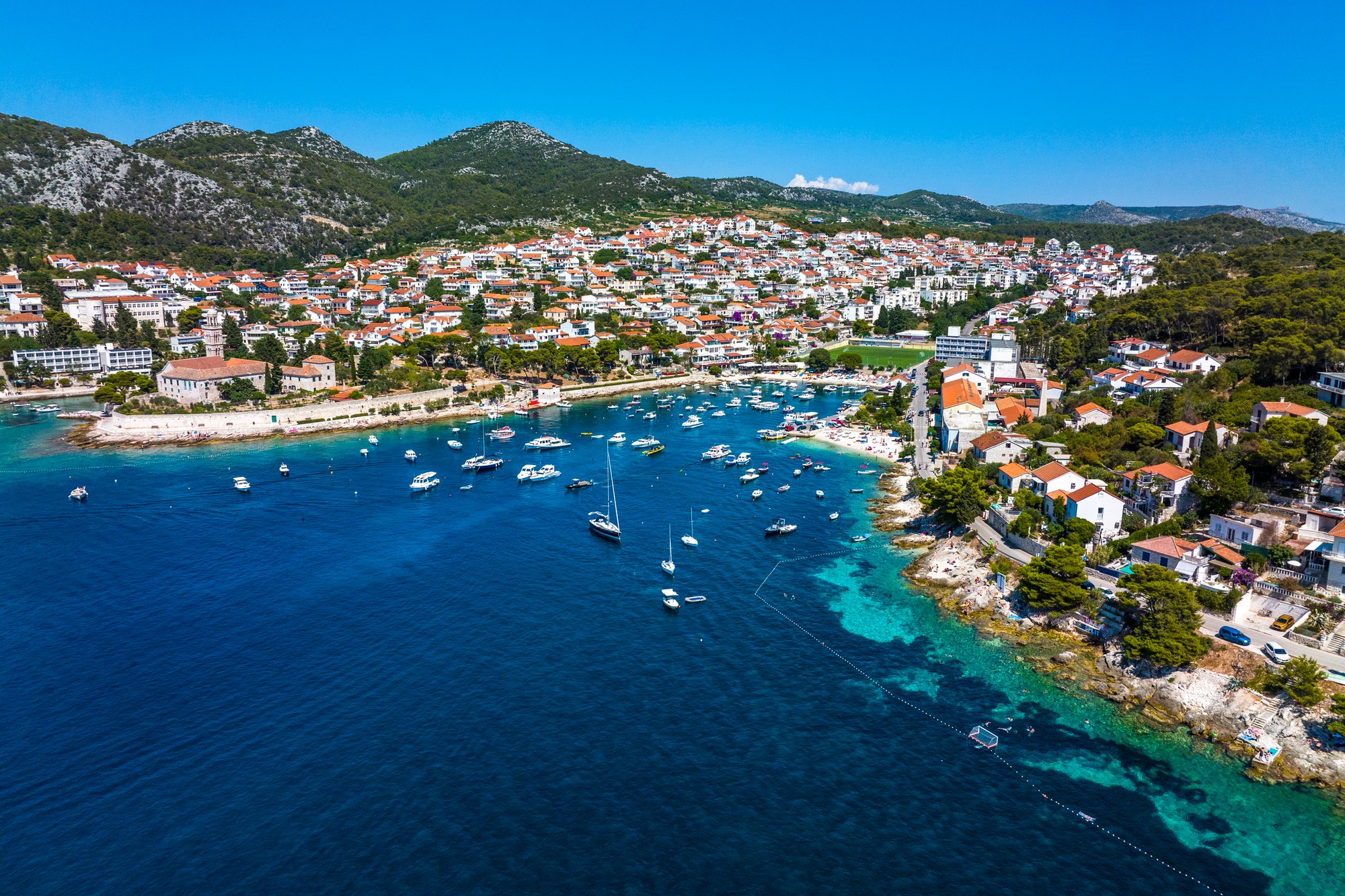 Dovolenka na chorvátskom ostrove Hvar patrí medzi finančne náročnejšie.