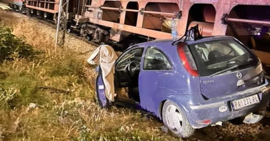 Voz udario u automobil