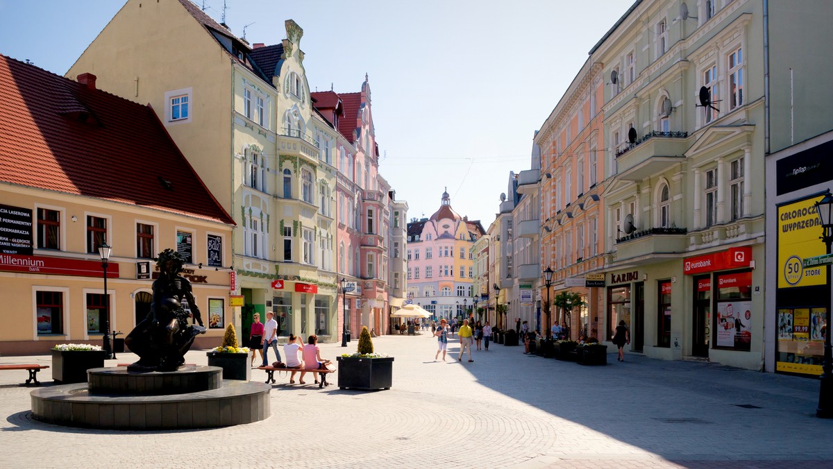 Restauracja Resursa (obecnie plac Słowiański) słynęła, jako miejsce spotkań dawnej elity, pełniła również funkcję Domu Kultury. Można było tam zjeść znakomite dania, a także tańczyć w przepięknej sali balowej. Niebawem budynek znów będzie tętnił życiem.