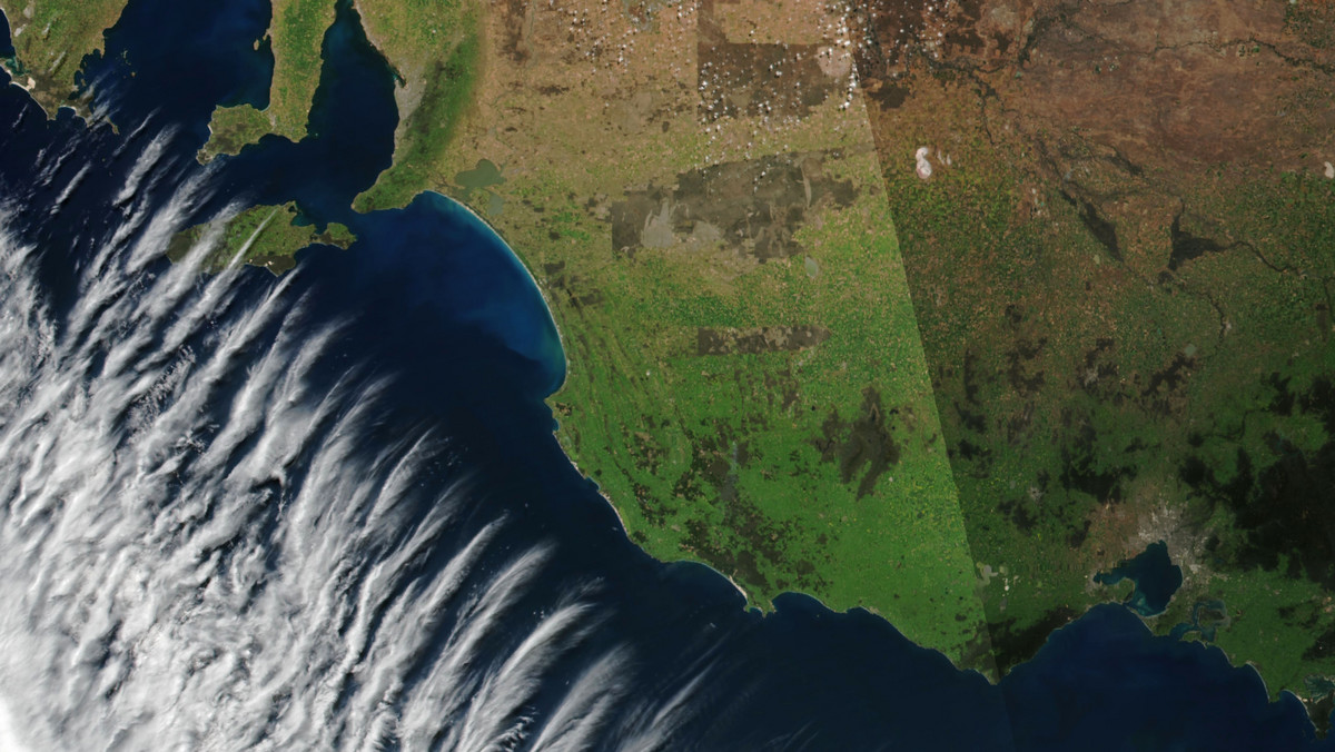 Sensor radiometryczny Visible Infaging Imaging znajdujący się na należącym do amerykańskiej Narodowej Administracji ds. Oceanu i Atmosfery satelicie o nazwie Suomi NPP, 17 października zarejestrował obraz bardzo ciekawej formacji chmur.