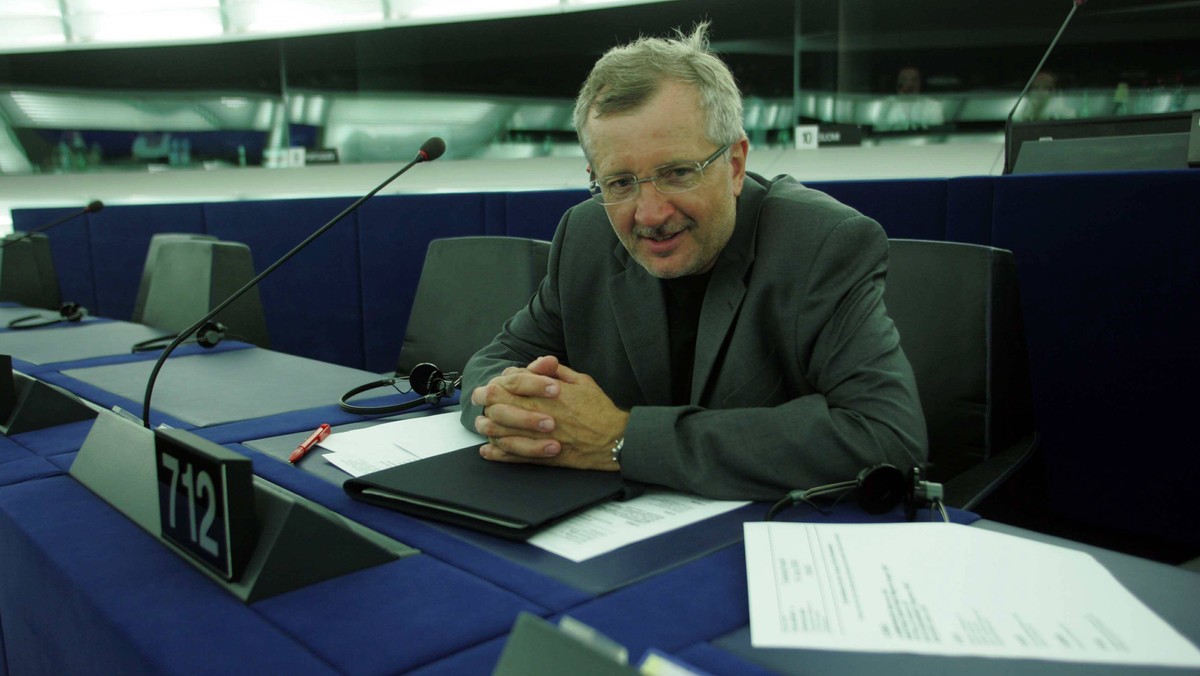 Marek Siwiec na swoim blogu w Onet.pl przypomina, że w ubiegłym roku jedna z sal konferencyjnych w siedzibie MON zyskała patrona - Stanisława Komorowskiego, wiceministra MON, który zginął w Smoleńsku. "Jak dotąd, dla Jerzego Szmajdzińskiego miejsce się nie znalazło, choć kierował tym resortem przez pełne cztery lata" - ubolewa europoseł.