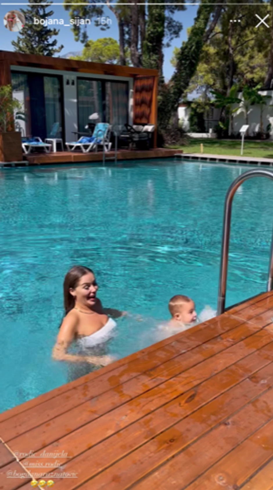 Mali Željko na bazenu