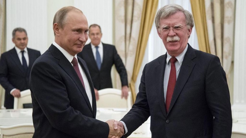 Bolton u Kremlju sa Vladimirom Putinom, predsednikom Rusije, u pozadini je Sergej Lavrov, jun 2018. | Foto: AFP via Getty Images