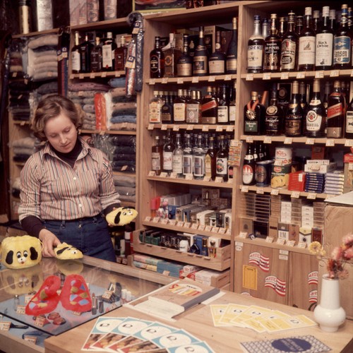 Z PRL-em kojarzona jest również marka Pewex. Była to sieć sklepów i kiosków walutowych, w których za dewizy można było kupić atrakcyjne, a niedostępne w zwykłych sklepach towary. Były to importowane i krajowe ubrania, tkaniny, firanki, artykuły spożywcze, alkohole, kosmetyki, zabawki, artykuły RTV i gospodarstwa domowego, a także samochody. 
<br>
W czasach komunizmu, zwłaszcza pod rządami Edwarda Gierka, uprzywilejowaną grupę stanowili górnicy. Otrzymywali oni część pieniędzy za przepracowane soboty i niedziele w postaci 'książeczek G'. Na Śląsku powstawały sklepy, potocznie nazywane giewexami, gdzie można było nabyć towary codziennego użytku po atrakcyjnych cenach, po okazaniu 'książeczki G' - towary luksusowe: kafelki, armaturę, lustra, odkurzacze, telewizory. Artykuły te, pojawiały się potem na bazarach, giełdach i były sprzedawane po cenach czarnorynkowych.

Sklepy Pewex były w czasach PRL synonimem towarów luksusowych.
<br>