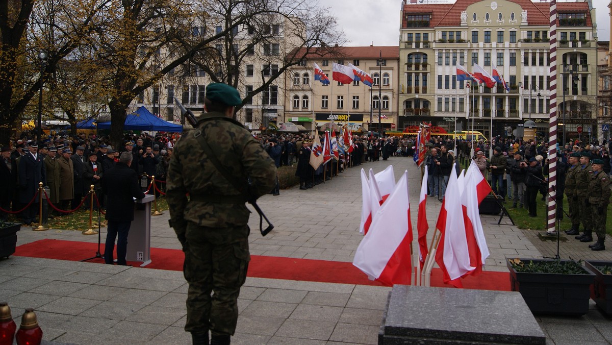 Ponad 500 osób wzięło dziś udział w bydgoskim przemarszu ulicą Gdańską z okazji Święta Niepodległości. Oficjalne obchody przebiegły ponad podziałami politycznymi, w doniosłej atmosferze.