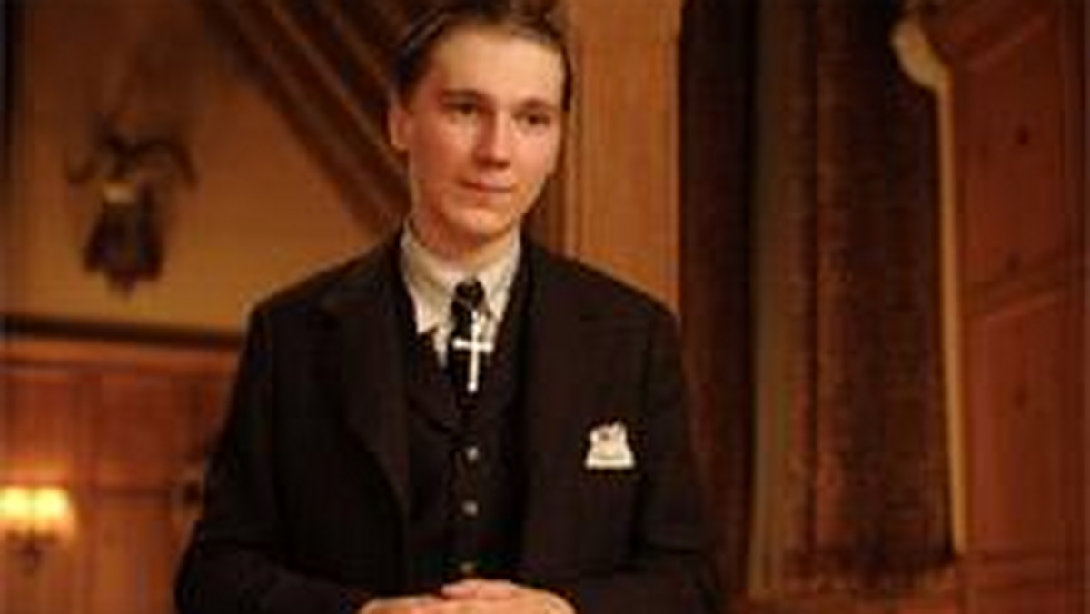 Ubrany w czerwoną bieliznę Paul Dano przyjmuje klapsy od Patti D'Arbanville - to jedna ze scen filmu "The Extra Man".