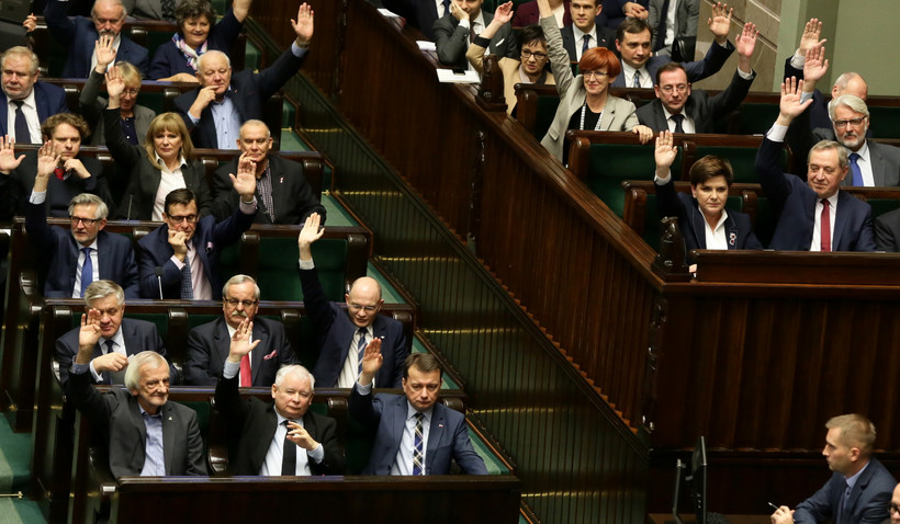 Politycy PiS podczas głosowania nad prezydenckim projektem obniżenia wieku emerytalnego