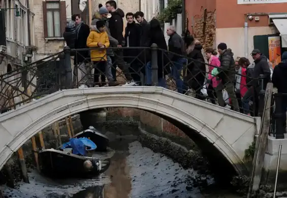 W kanałach w Wenecji brakuje wody. Gondole nie mają po czym pływać