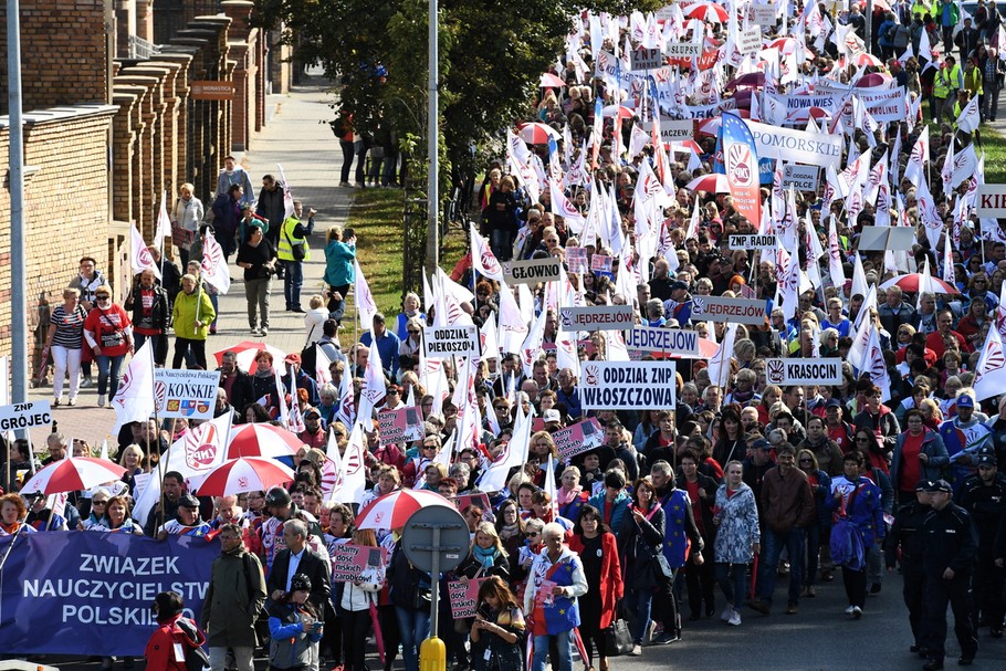 Zdaniem organizatorów w manifestacji bierze udział ponad 10 tysięcy ludzi