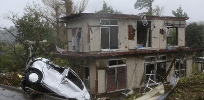 Tajfun uderzył w Japonię. Zniszczone budynki, odwołane loty