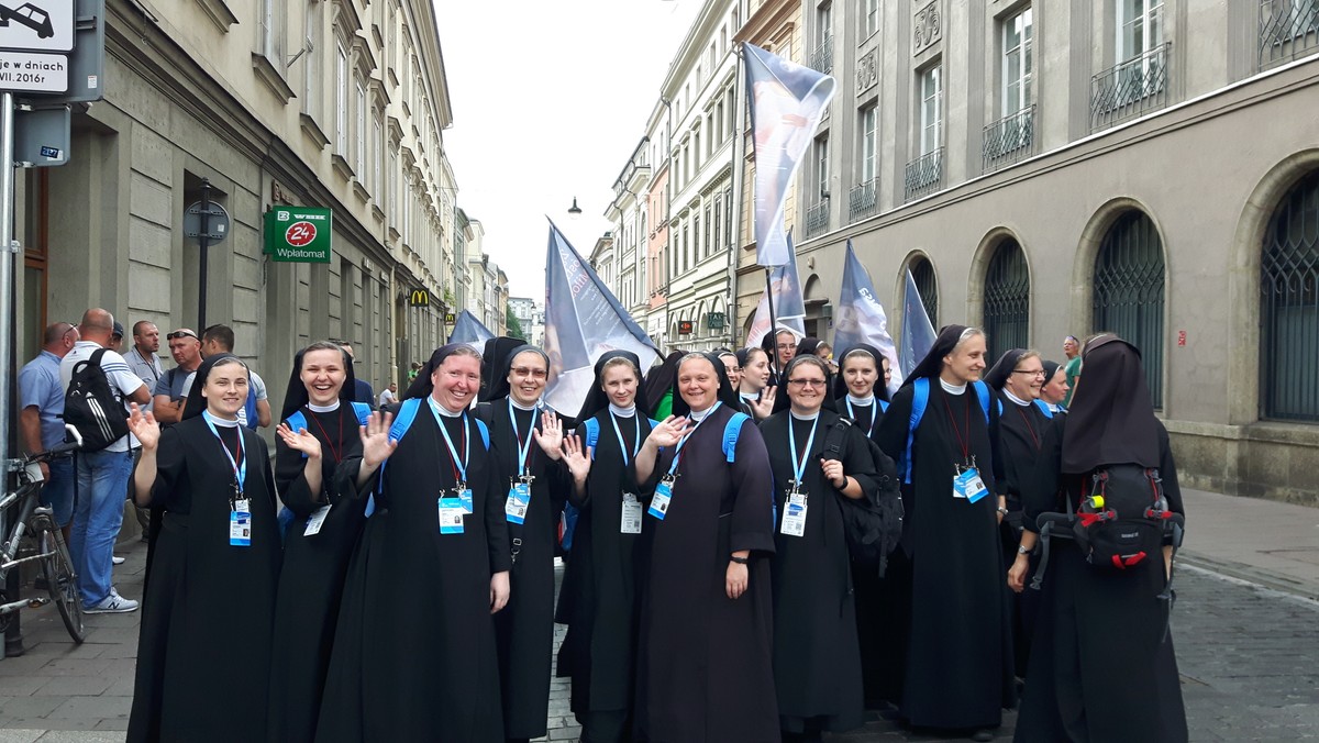 Na ulicy Świętej Anny w Krakowie spotkaliśmy Siostry ze Zgromadzenia Jezusa Miłosiernego w Myśliborzu. To one na całym świecie zasłynęły filmem, na którym tanecznym krokiem zapraszają na Światowe Dni Młodzieży. – My chcemy pokazać Jezusa – mówią w rozmowie z nami.