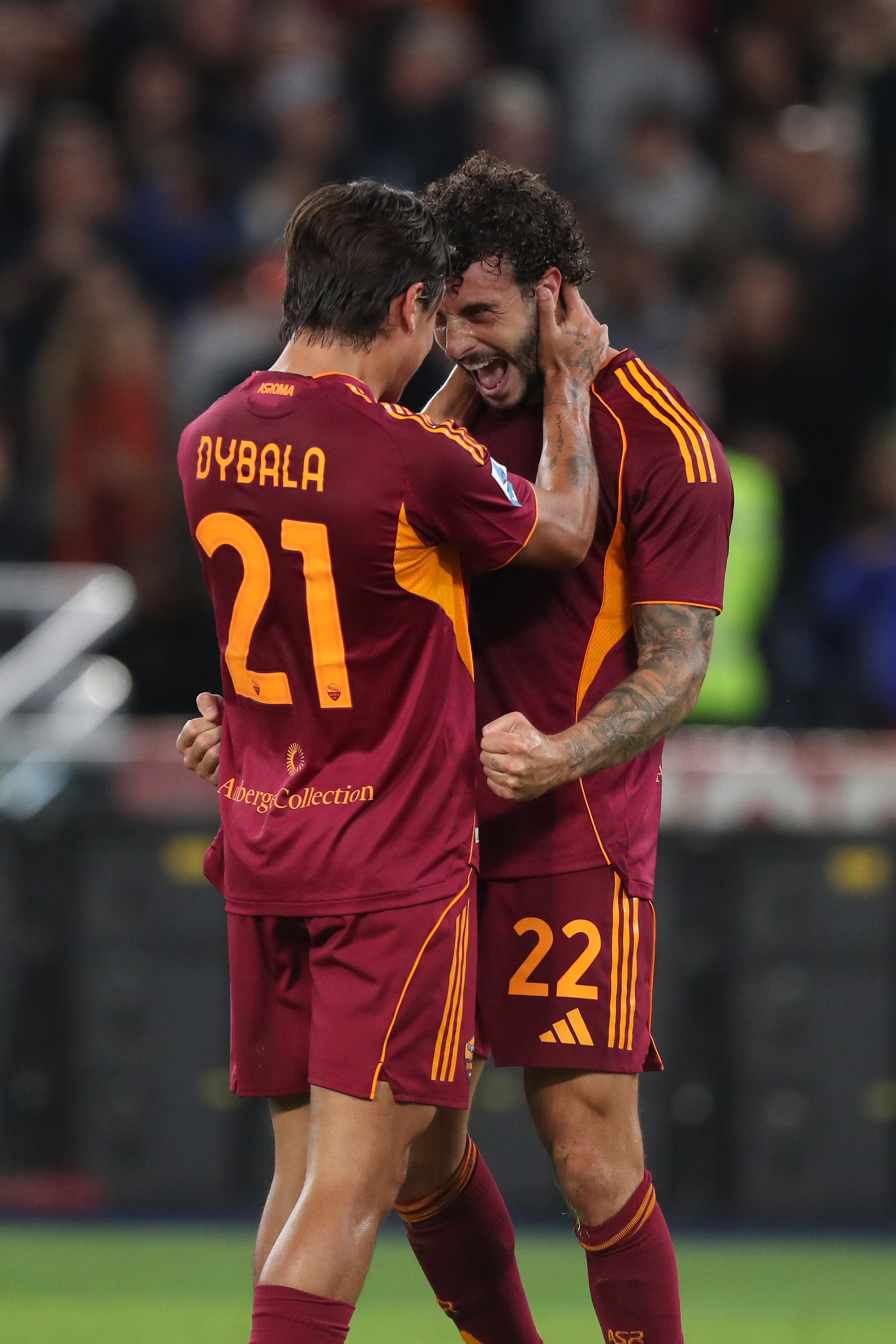 La Roma aggancia il Napoli in vetta: 2-0 al Parma con Hermoso e Dovbyk