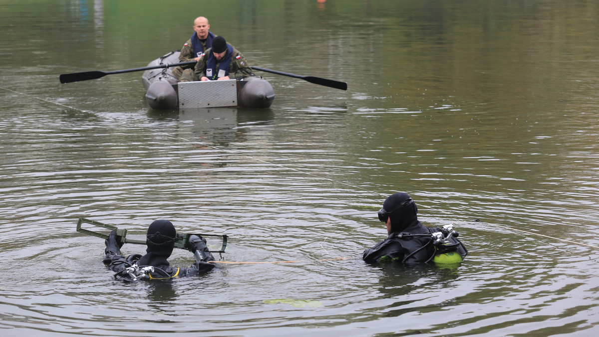 Przerwano poszukiwania dwóch mężczyzn, którzy wczoraj wypadli z łódki na jeziorze w miejscowości Ostrowąs (woj. kujawsko-pomorskie). Nie wiadomo, kiedy akcja zostanie wznowiona - informuje stacja tvn24.pl.