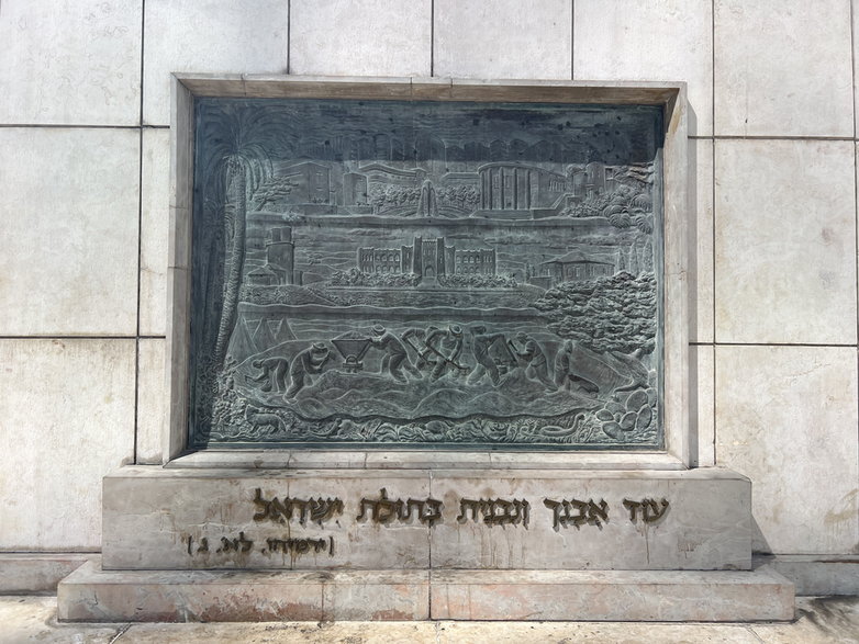 Pomnik przedstawiający trzy etapu budowy Tel Awiwu
