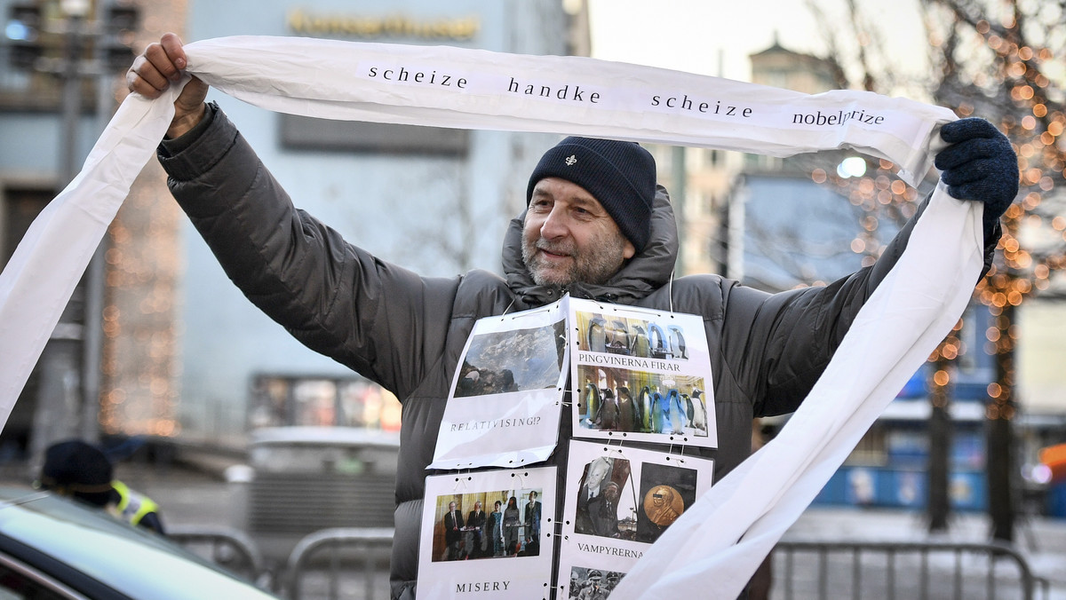 Przed Filharmonią Sztokholmską, gdzie wręczone będą literackie Nagrody Nobla, trwa pikieta przeciwko Peterowi Handkemu za jego wypowiedzi dotyczące wojny w Jugosławii. Oprócz Polki Olgi Tokarczuk nagrodę odbierze również kontrowersyjny austriacki pisarz.