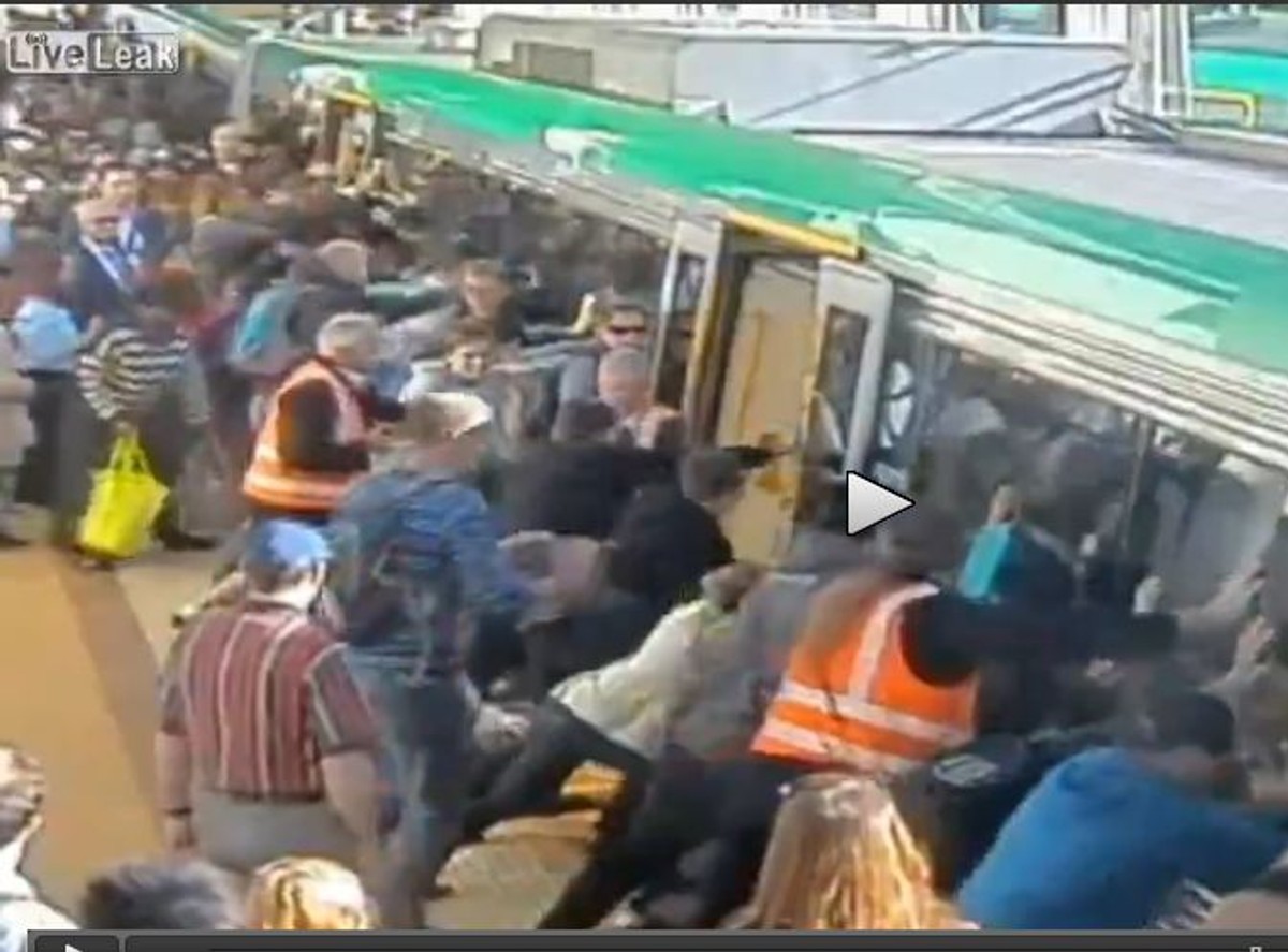 To się nazywa współpraca. Pasażerowie uratowali mężczyznę na peronie [WIDEO]