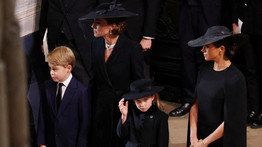 Sarolta hercegnő ezt súgta trónörökös bátyjának II. Erzsébet királynő temetésén – videó
