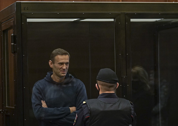 epa08980964 A handout photo made available by Moscow's Citiy Court Press Service shows Russian opposition leader Alexei Navalny (L) standing in the glass cage during a hearing in the Moscow City Court in Moscow, Russia, 02 February 2021. The Moscow City Court will consider on 02 February 2021 the requirement of the Federal Penitentiary Service to replace Alexei Navalny's suspended sentence with a real one. Opposition leader Alexei Navalny was detained after his arrival to Moscow from Germany on 17 January 2021. A Moscow judge on 18 January ruled that he will remain in custody for 30 days following his airport arrest. EPA/MOSCOW CITY COURT PRESS SERVICE HANDOUT MANDATORY CREDIT HANDOUT EDITORIAL USE ONLY/NO SALES EPA-EFE/MOSCOW CITY COURT PRESS SERVICE HANDOUT MANDATORY CREDIT HANDOUT EDITORIAL USE ONLY/NO SALES Dostawca: PAP/EPA.