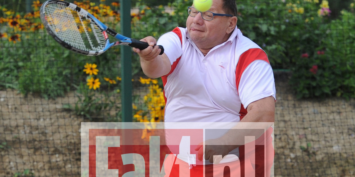 Kalisz gra w tenisa.