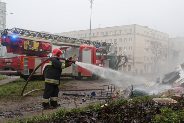 Dogaszanie pożaru w Łodzi