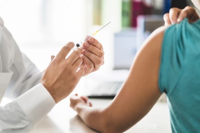 Valóban jó, ha már gyerekkorban beadják a HPV elleni védőoltást?