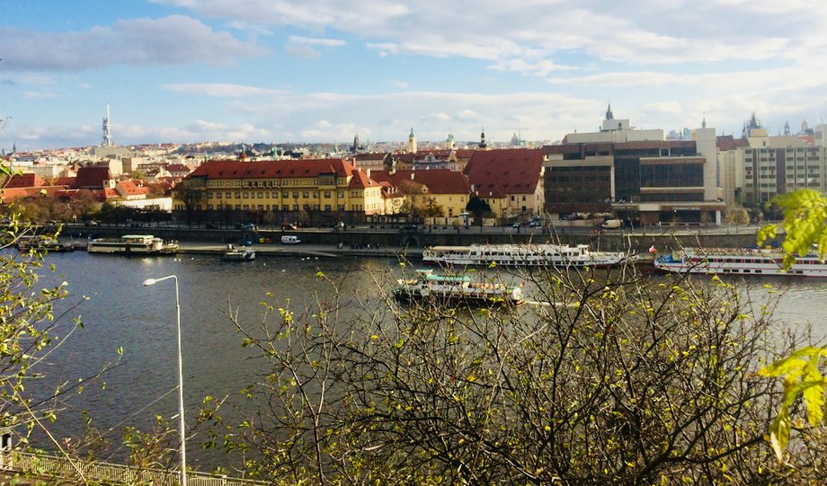 Z ostatniego piętra Narodowego Muzeum Techniki i ze wzgórza rozciąga się widok na Stare Miasto. Przy słonecznej pogodzie można stąd obejrzeć panoramę niemal całej Pragi. 