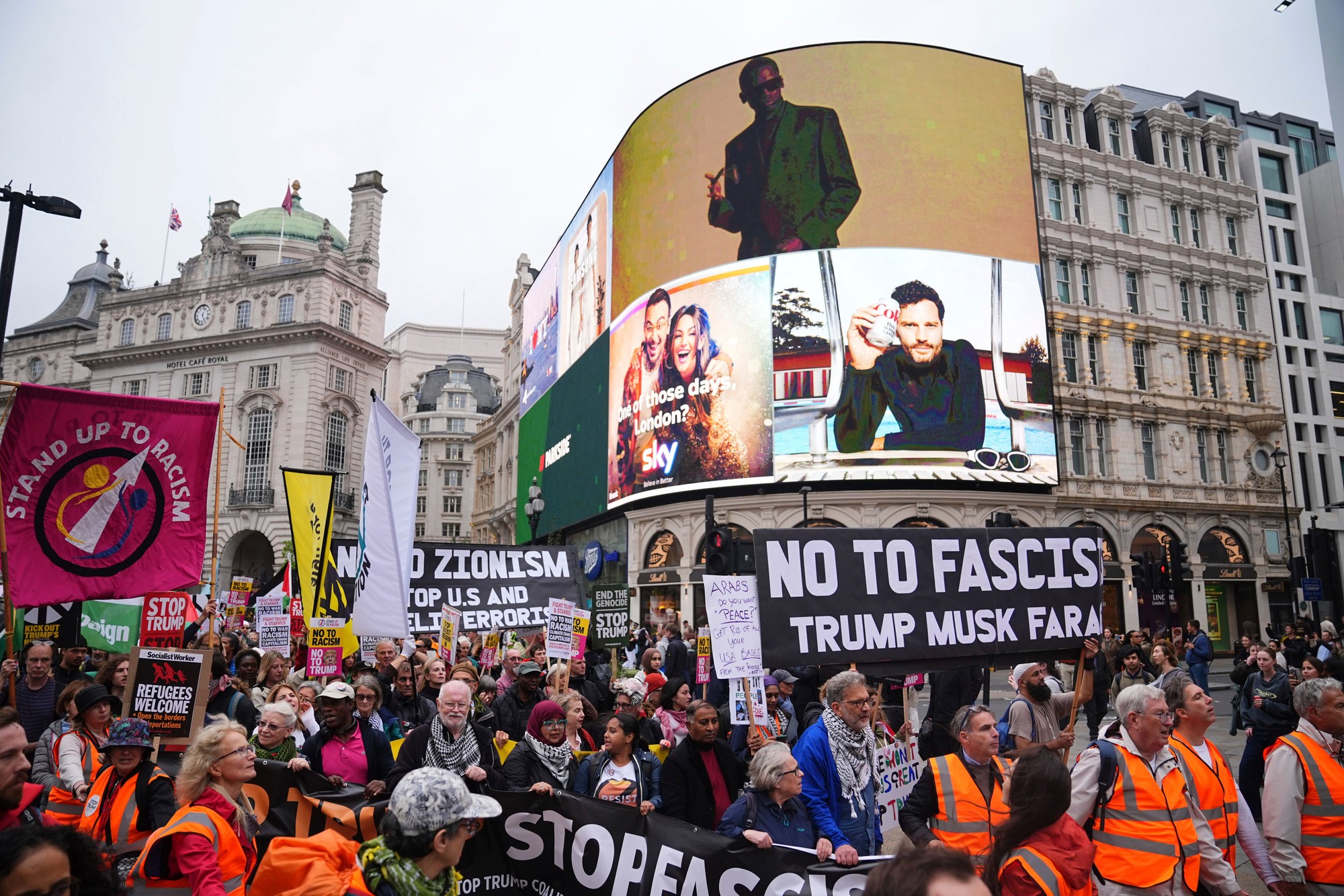 Protesty proti prezidentovi Trumpovi vypukli v deň jeho príchodu do Británie.