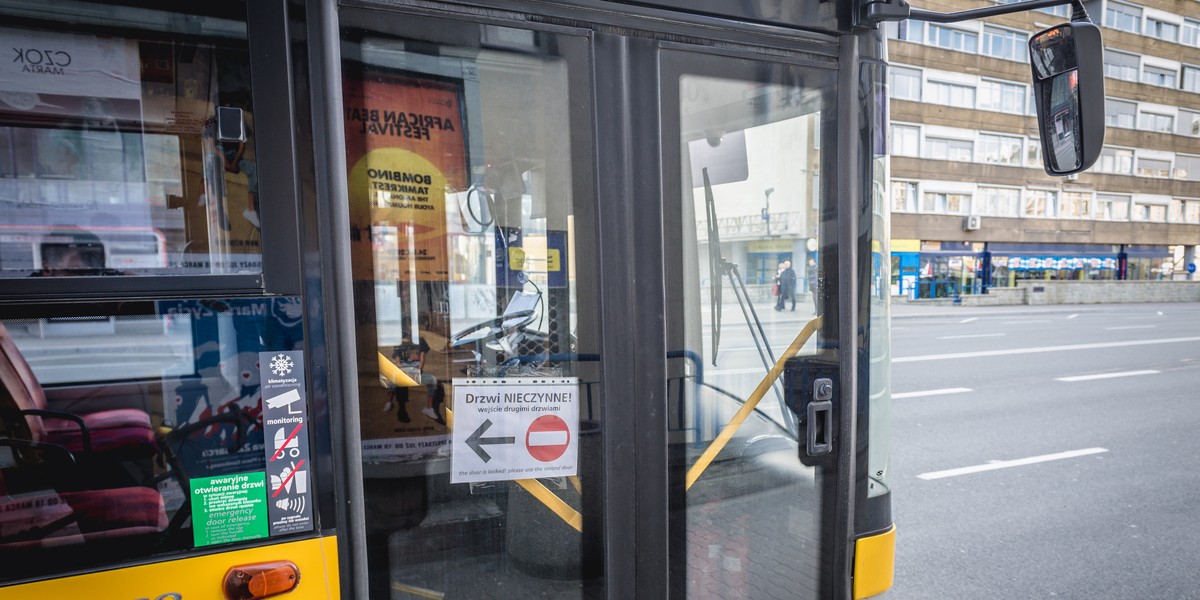 Od najbliższej soboty rząd luzuje limity osób, które mogą podróżować środkami transportu publicznego. 