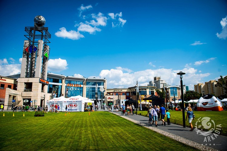 1. Arkadia - Warszawa
<br><br>
Za największą w Polsce galerię  handlową uznaje się warszawską Arkadię, której powierzchnia handlowa przekracza 110 tys. metrów kw.