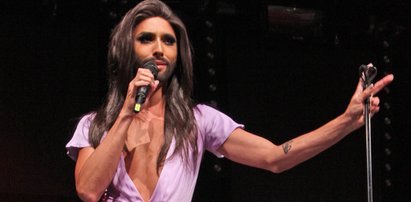 Conchita Wurst w kreacji z dekoltem