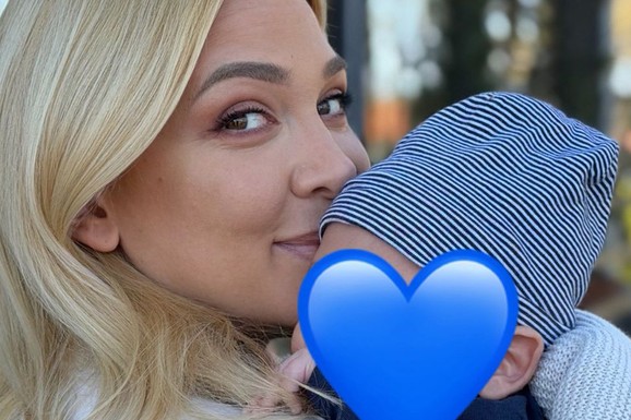 PRVA SLIKA MILICE TODOROVIĆ SA SINOM BOGDANOM Majka ga drži u naručju i snažno grli - nema veće sreće