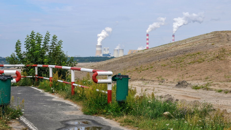 PGE Elektrownia Bełchatów a przed nią odkrywka węgla brunatnego pod Kleszczowem