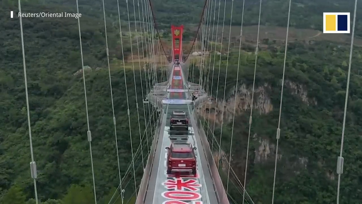 W malowniczym regionie Lianzhou otwarto nowy szklany most, który jest najdłuższą tego typu konstrukcją na świecie, mierzącą 526,14 m.