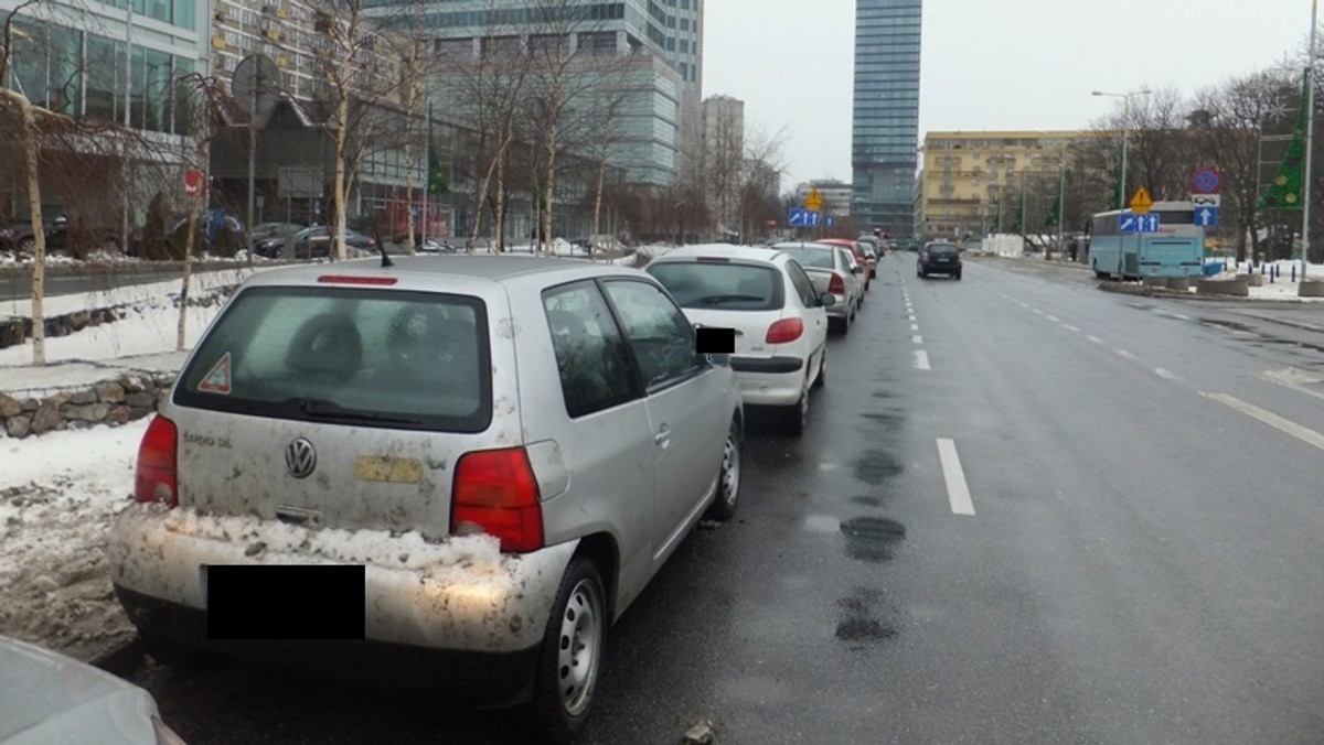 Uwaga kierowcy! Trzeba bardziej uważać parkując auto w centrum Warszawy. Strażnicy miejscy zapowiadają zwiększenie częstotliwości kontroli i interwencji w rejonie ul. Emilii Plater.