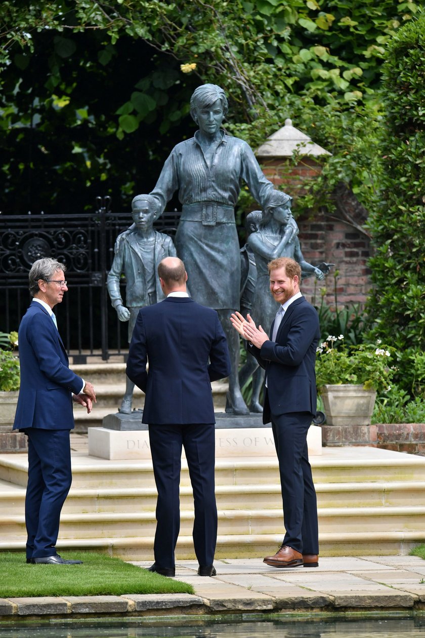 Książę Harry i William odsłonili pomnik księżnej Diany ...