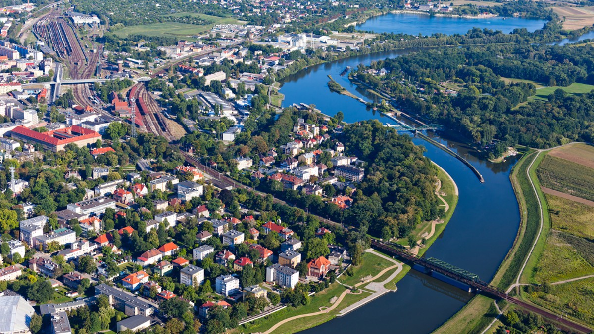 Dwa projekty rezolucji ws. poszerzenia granic Opola powstały przed jutrzejszą sesją Sejmiku Woj. Opolskiego. Opozycyjni radni PiS ogłosili projekt popierający decyzję rządu; przeciwny jej projekt zarządu województwa nie został jeszcze ogłoszony i nie ma pewności czy będzie procedowany.