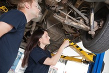 W tym zawodzie wolnych miejsc pracy nie brakuje. Firmy bezskutecznie poszukują wykwalifikowanych pracowników