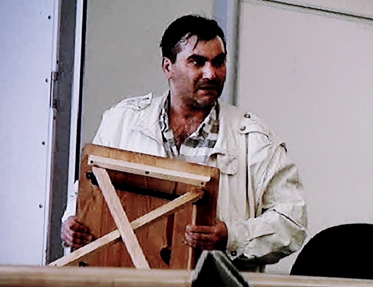 Robert Dziekański na lotnisku w Vancouver. Kadr z amatorskiego filmu