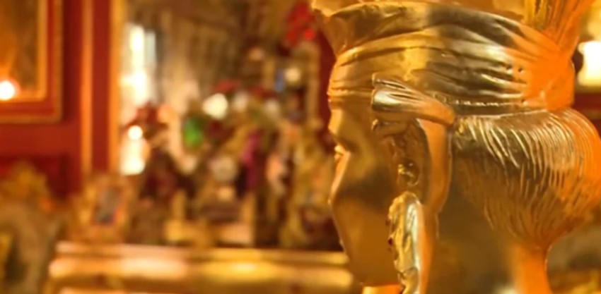 Vila našeg pevača sva u zlatu