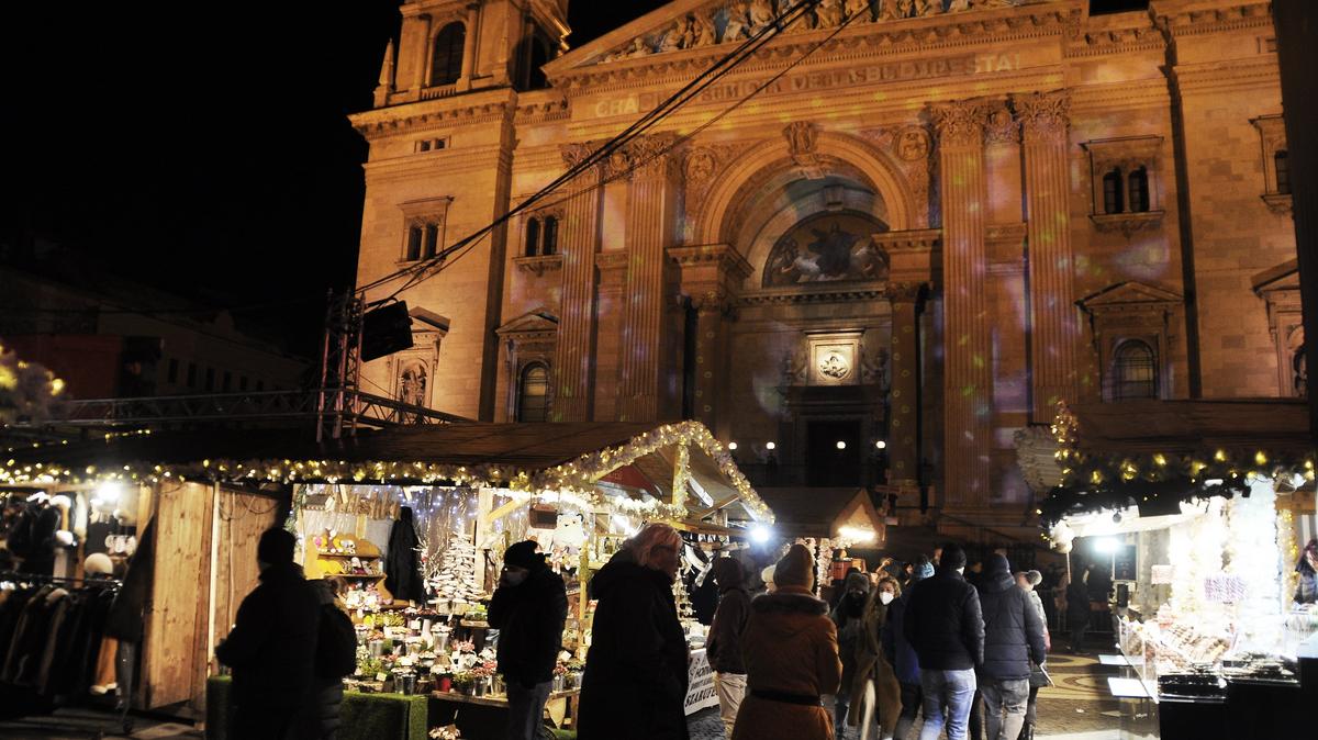 Horror árakkal rajtolt el ma reggel a Vörösmarty téri karácsonyi vásár: 6000 a pörkölt, 4000 a gofri