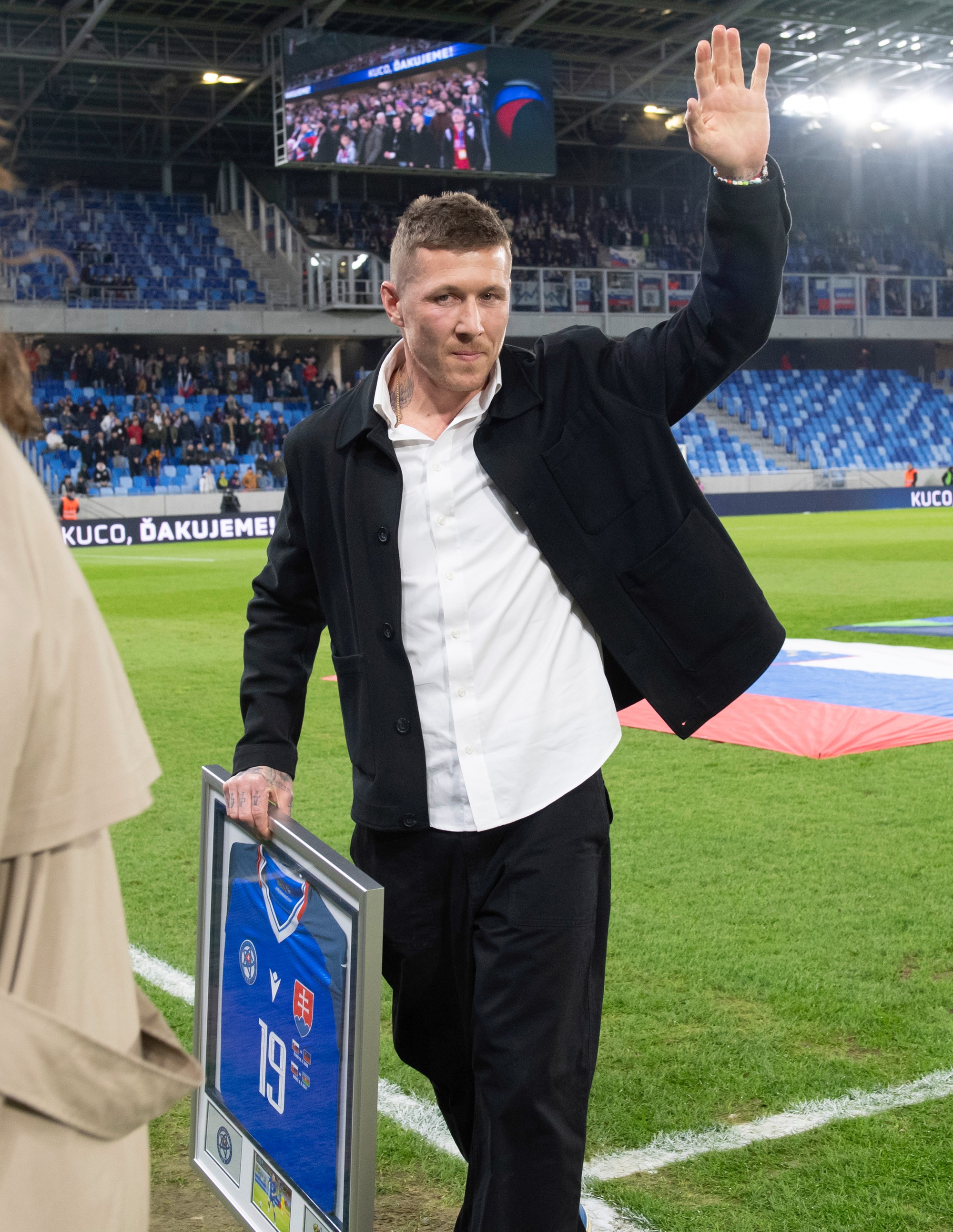 Juraj Kucka s dresom, ktorý dostal pri príležitosti ukončenia reprezentačnej kariéry.