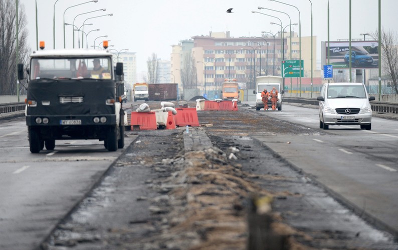 Odbudowę Mostu Łazienkowskiego wesprze finansowo rząd. Prezydent Warszawy Hanna Gronkiewicz-Waltz poinformowała, że przekaże on na odbudowę mostu 55 milionów złotych. Miasto ma dołożyć tyle samo. <br><br>fot.  (zuz) PAP/Bartłomiej Zborowski
