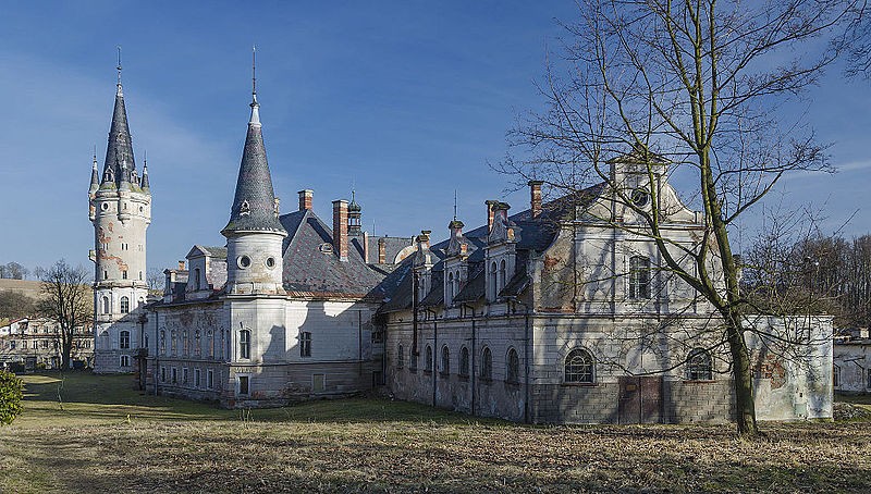 <strong>Pałac w Bożkowie</strong>
<br></br>
Zamki, zamczyska i zamkowe ruiny sprzed wieków to niejedyne bogactwo Dolnego Śląska. Spotkać tu można także liczne kompleksy pałacowe. Jeden z nich znajduje się w Bożkowie. 
<br></br>
Jest to rezydencja barokowo-klasycystyczna z potężną wieżą od strony północno-wschodniej oraz drugą, mniejszą. Pałac w obecnym kształcie powstał w latach 1787-1791 z przebudowy wcześniejszej budowli z fundacji Aleksandra von Magnisa. Wśród gości, którzy odwiedzili pałac w Bożkowie, byli m.in. John Quincy Adams, późniejszy prezydent USA oraz królowie Prus Fryderyk Wilhelm III Hohenzollern z małżonką Luizą i Fryderyk Wilhelm IV Hohenzollern. Od 2016 pałac jest dostępny dla zwiedzających.
<br></br>
Fot. Jacek Halicki / Wikimedia Commons, lic. cc-by-sa