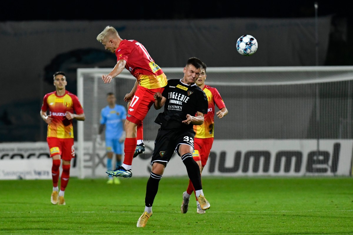 Piłkarz Korony Kielce Dawid Błanik (L) w starciu z zawodnikiem Zagłębia Sosnowiec Kacprem Smoleniem (P) podczas meczu 1. ligi