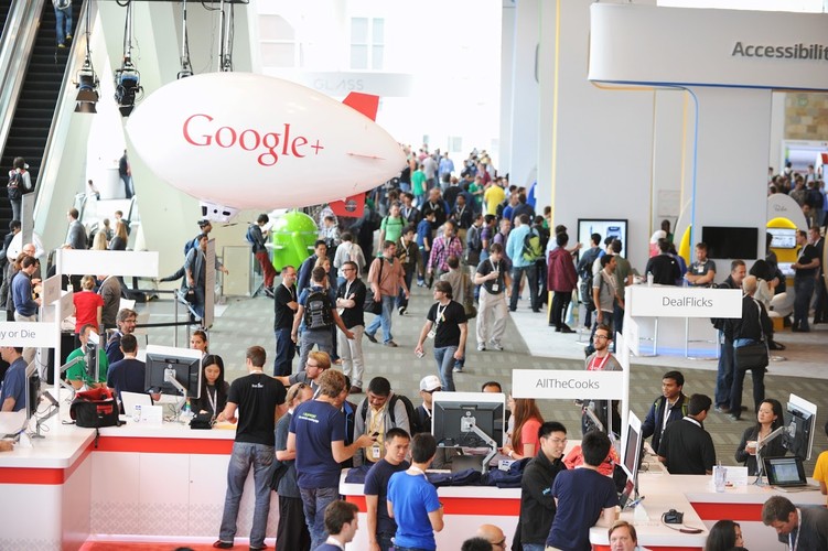 <b>Google+</b>
<br><br>
Google nie ma zamiaru odpuszczać Facebookowi. Firma wprowadziła sporo zmian w swojej społecznościowej usłudze Google+ - nowy minimalistyczny (a zarazem nowoczesny) design, kompleksowe narzędzie do edycji zamieszczanych fotografii oraz 15 GB dla każdego użytkownika na zdjęcia 