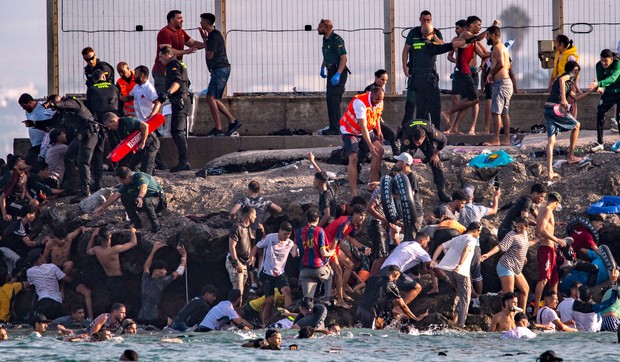 Migranti pokušavaju da pređu iz Maroka u špansku enklavu Seutu, Španija digla vojsku