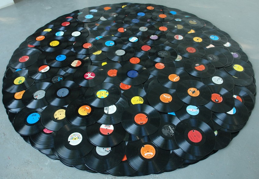 "Bez zvuka", instalacija od LP ploča