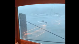 Őrület: egy motoros gumicsónakkal vette fel a harcot a Dorian hurrikánnal – videó
