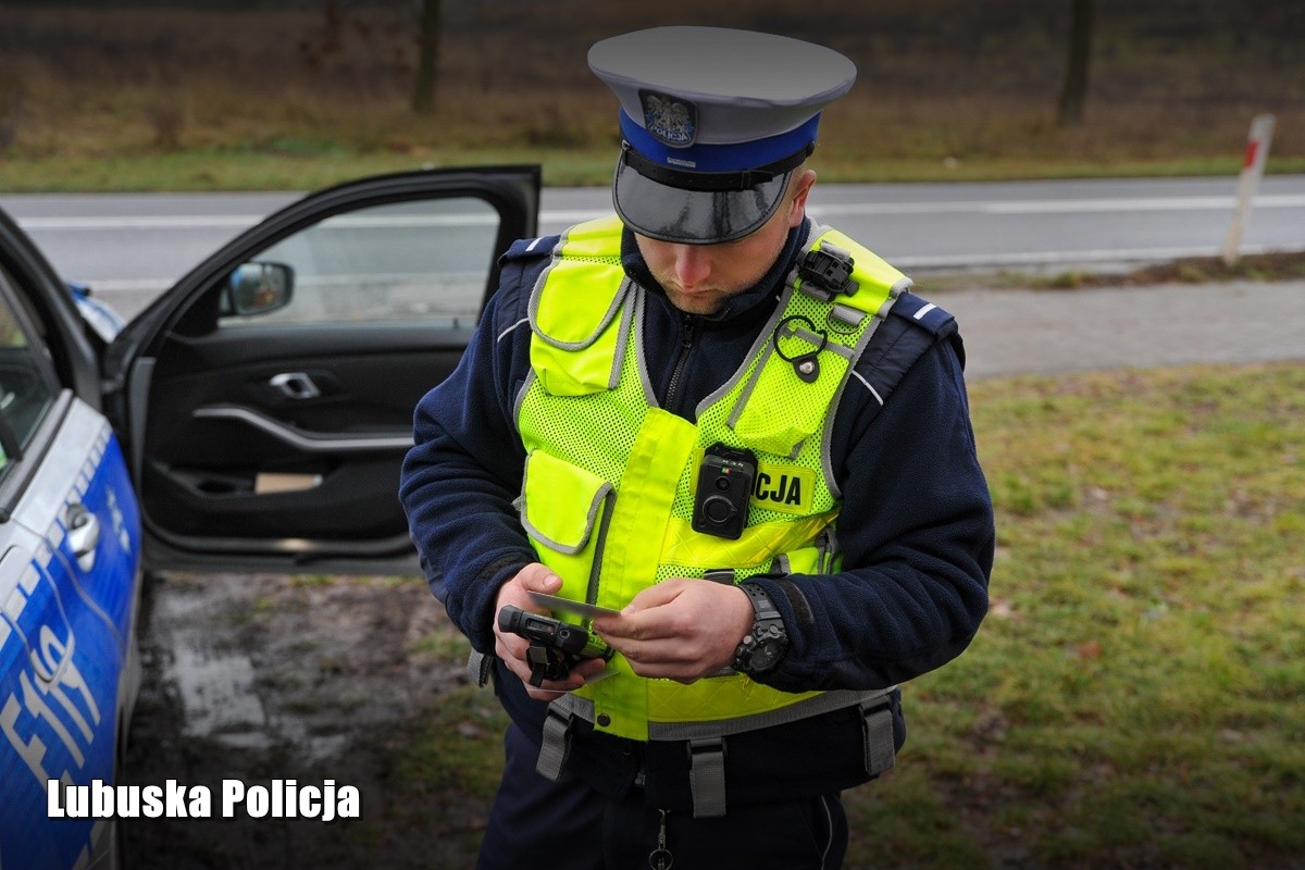 Policja kontroluje kierowcę