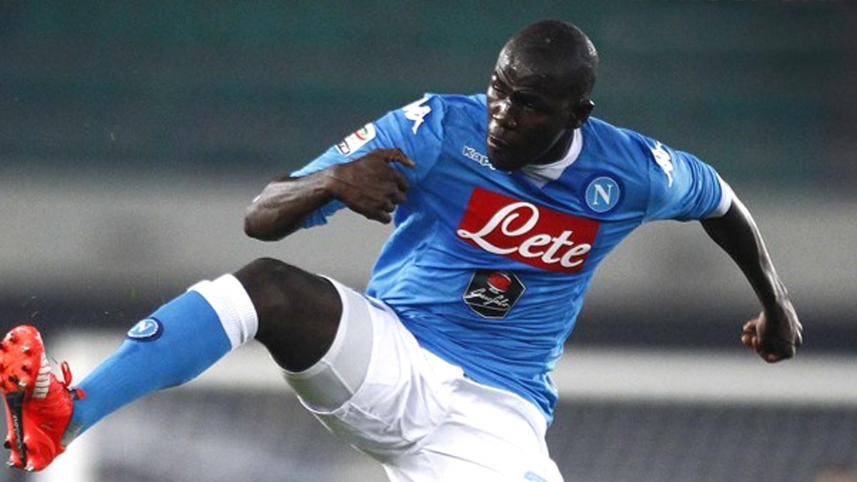 Jak informuje Sky Sports, Chelsea złożyła Napoli ofertę za Kalidou Koulibaly'ego w wysokości 38 milionów funtów.